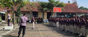 AKPHariyanto, SH pembina apel pembinaan siswa SMP N 2 Kembaran