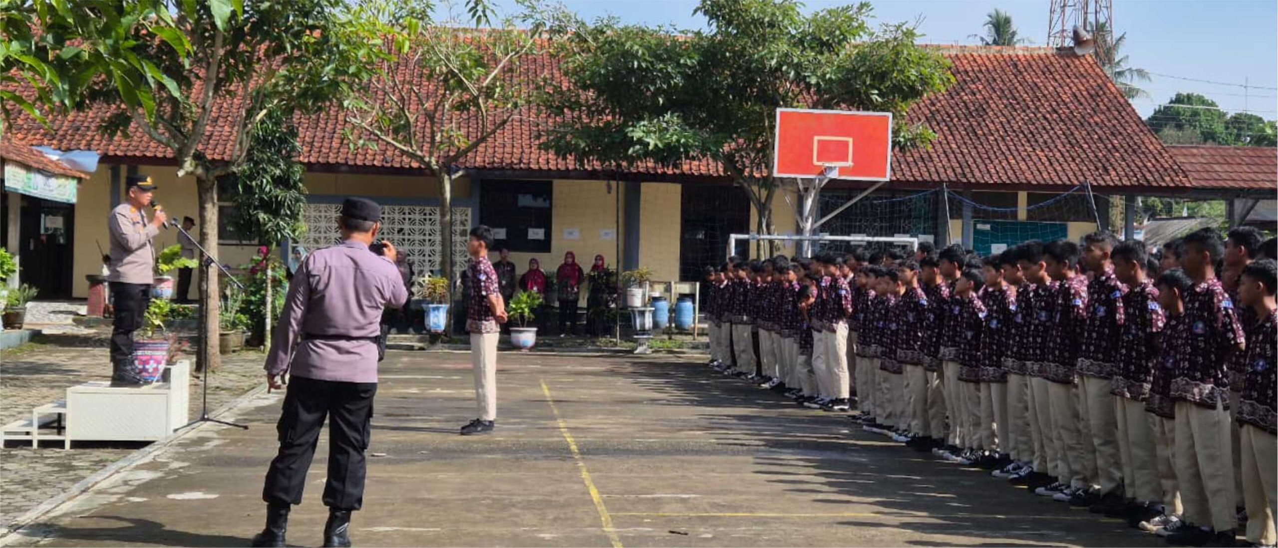 AKPHariyanto, SH pembina apel pembinaan siswa SMP N 2 Kembaran