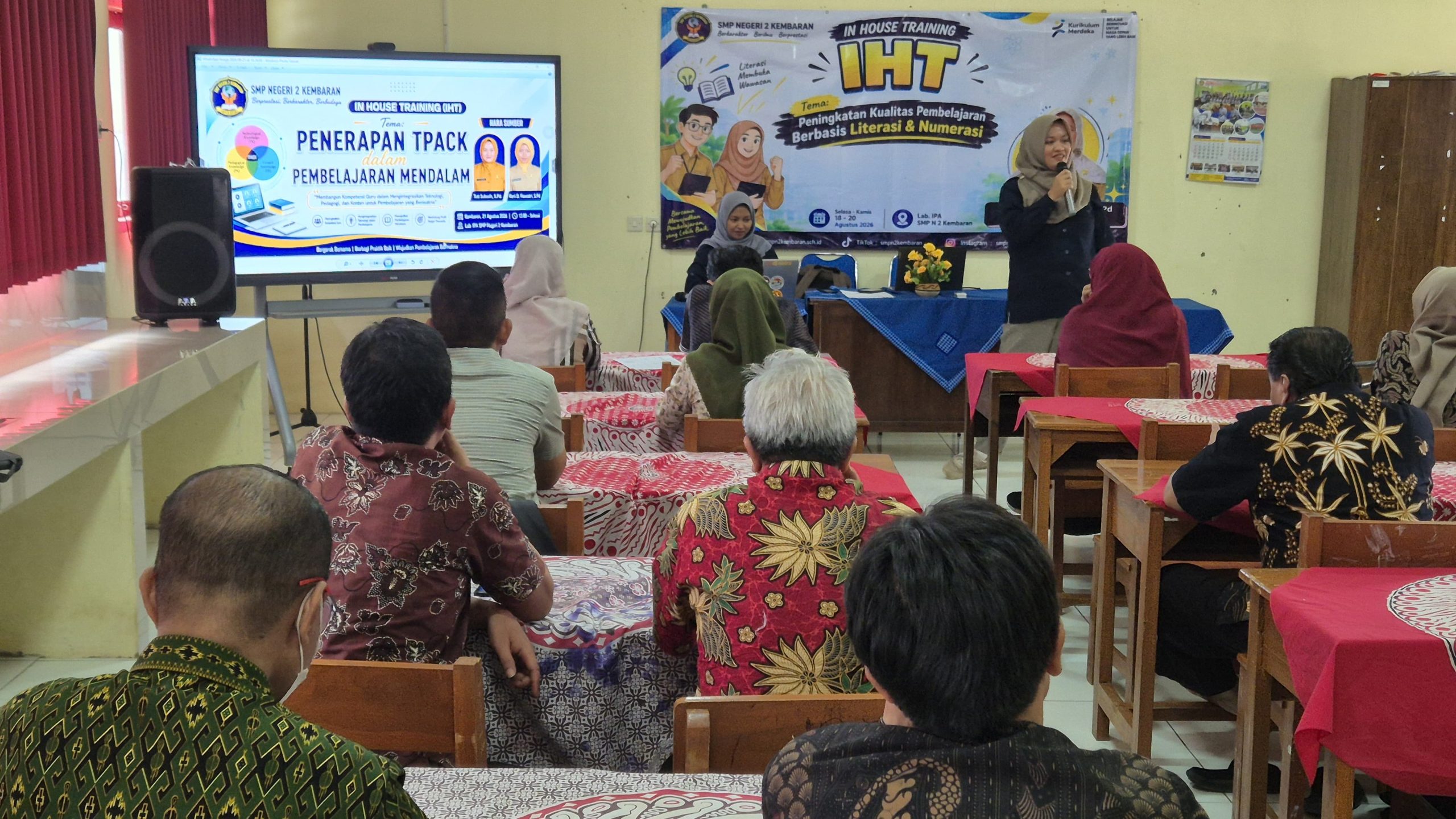 Tutup Rangkaian IHT, Guru SMP N 2 Kembaran Unjuk Inovasi TPACK dan Generator Prompt BISA
